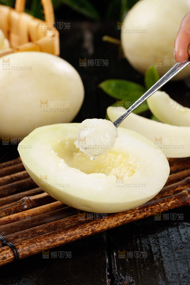 勺子上舀着阎良甜瓜果肉