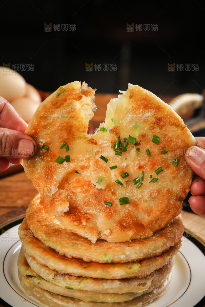 手里拿着葱油饼