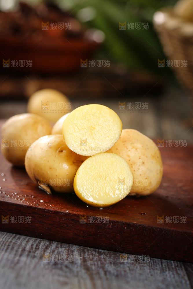 木板上放着高山小土豆