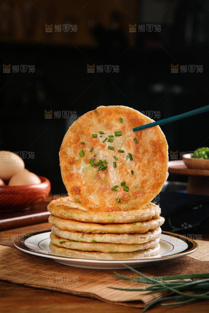 筷子夹着葱花饼