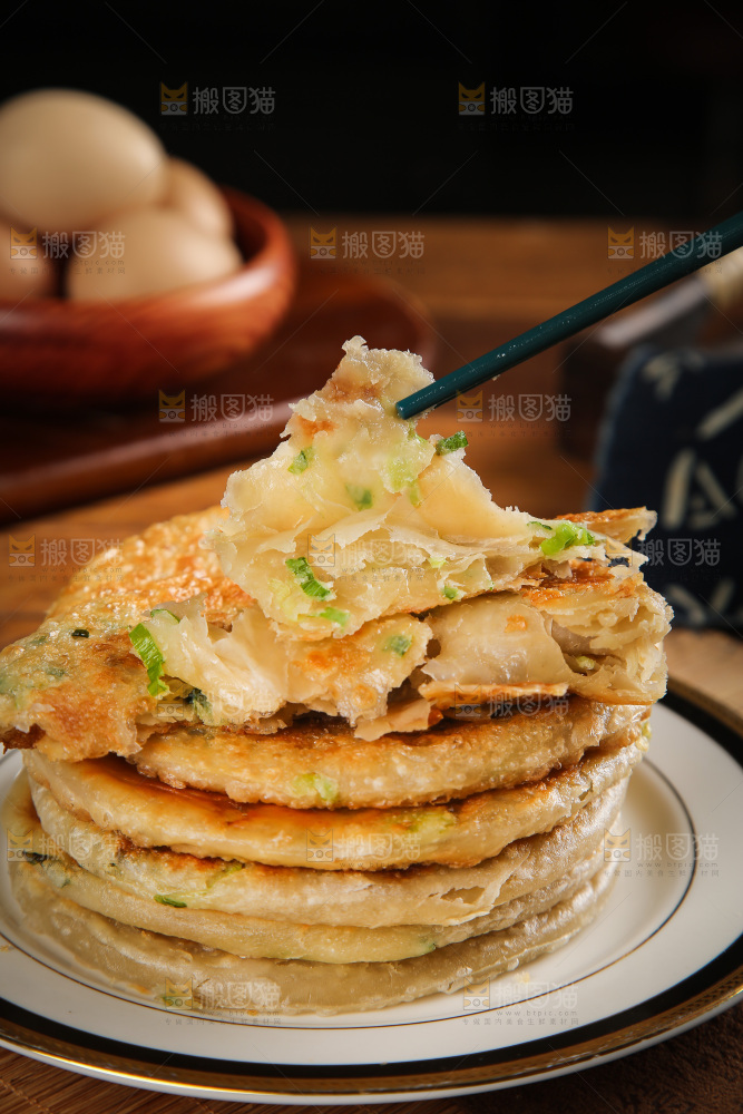 筷子夹着葱花饼
