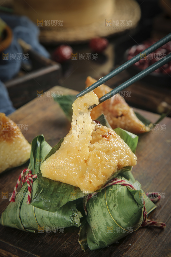 筷子上夹着糯米粽