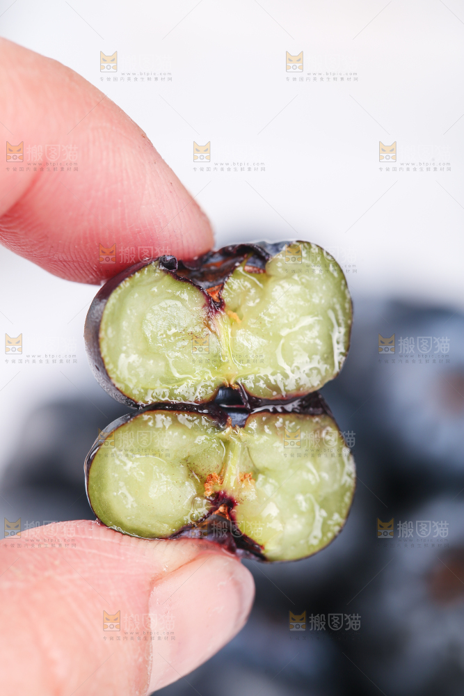 手里拿着云南怡颗莓