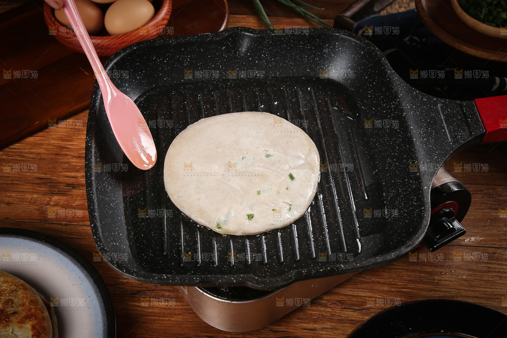 锅里煎着葱油饼