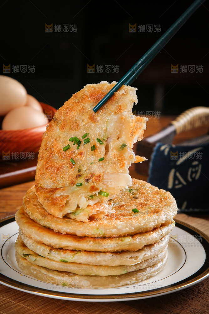 筷子夹着葱花饼