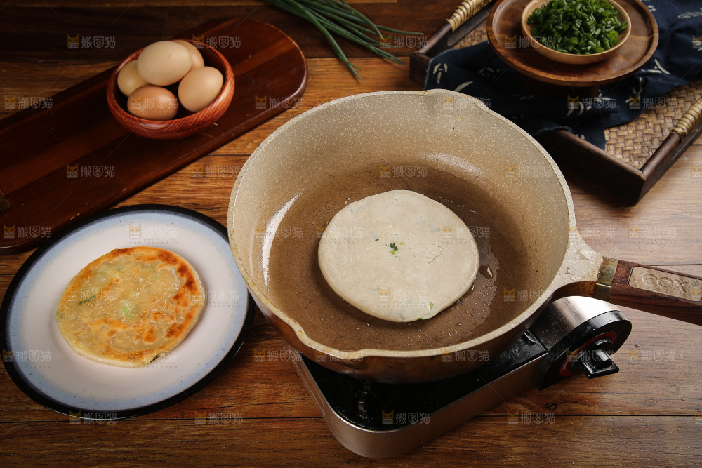 锅里煎着葱油饼