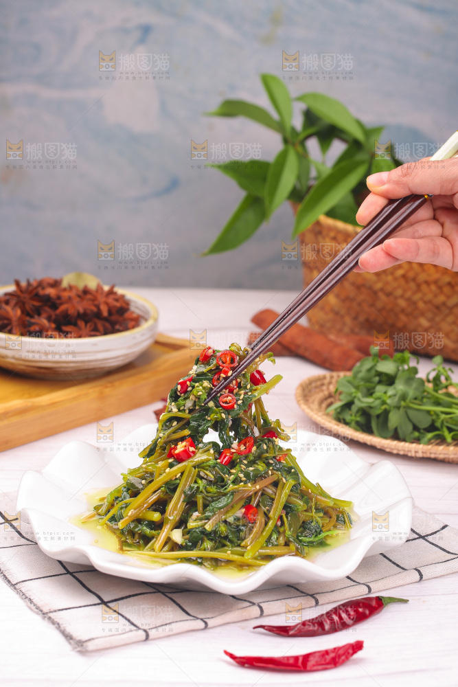 筷子上夹着爆炒马齿苋