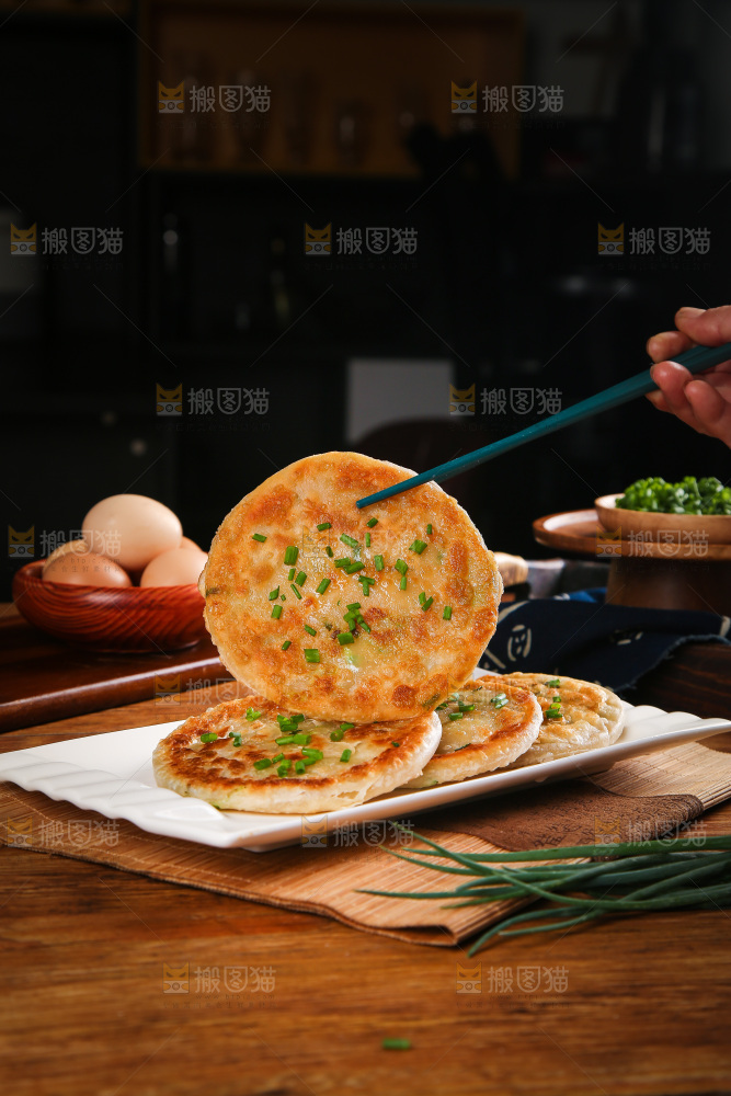 筷子夹着葱花饼