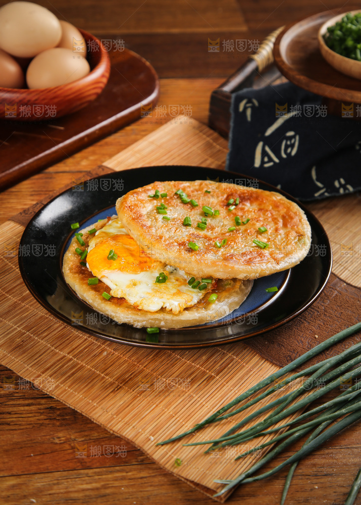 盘子里的葱油饼荷包蛋