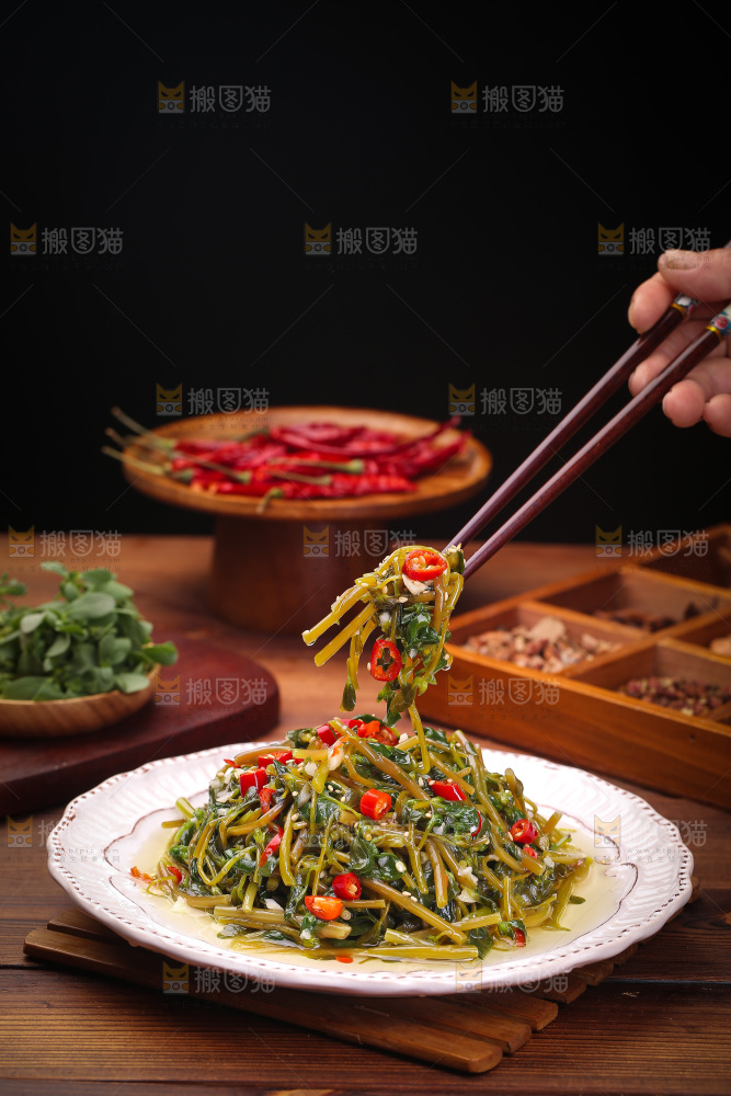 筷子上夹着马齿苋