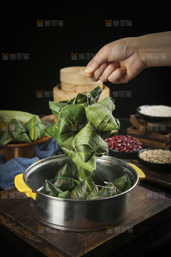 手里提着粽子