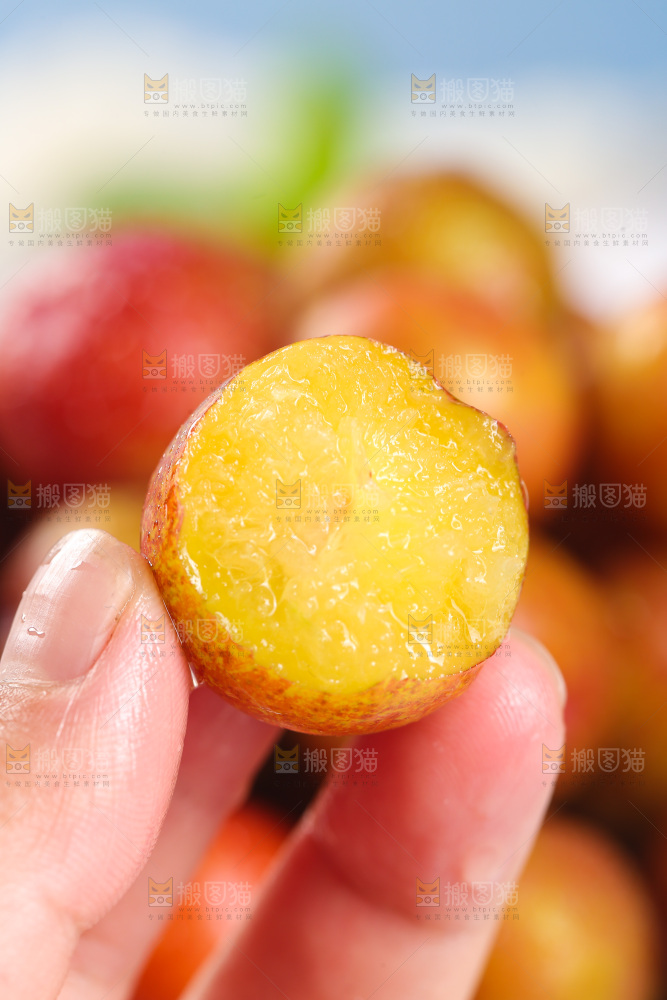 手里拿着李子