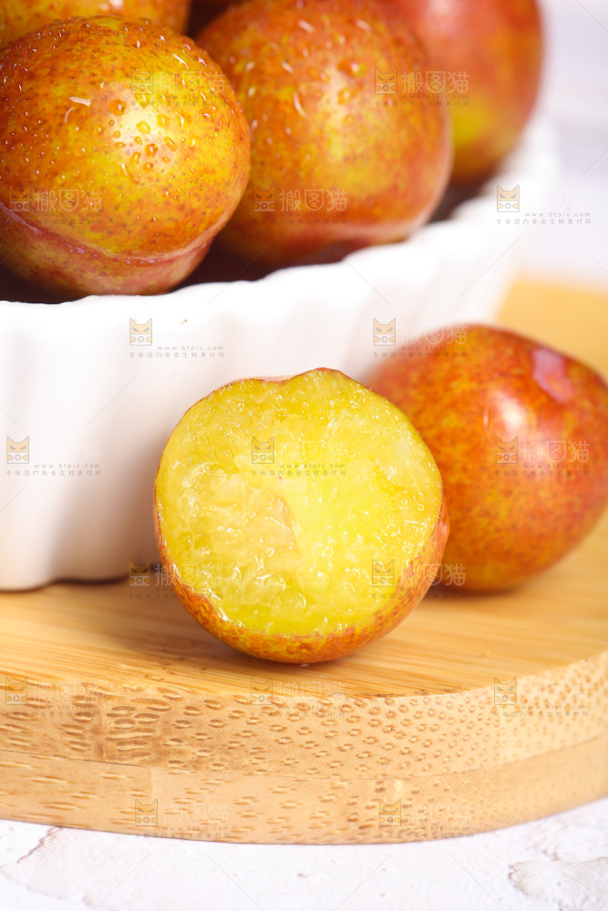 木底上放着李子