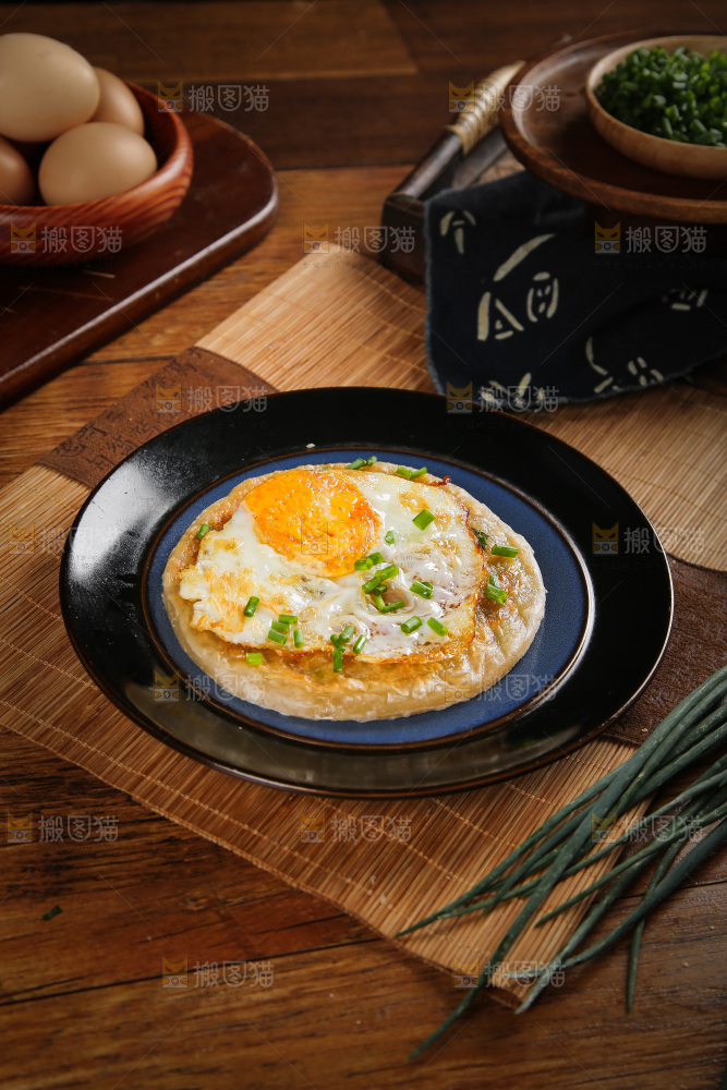 盘子里的葱油饼荷包蛋