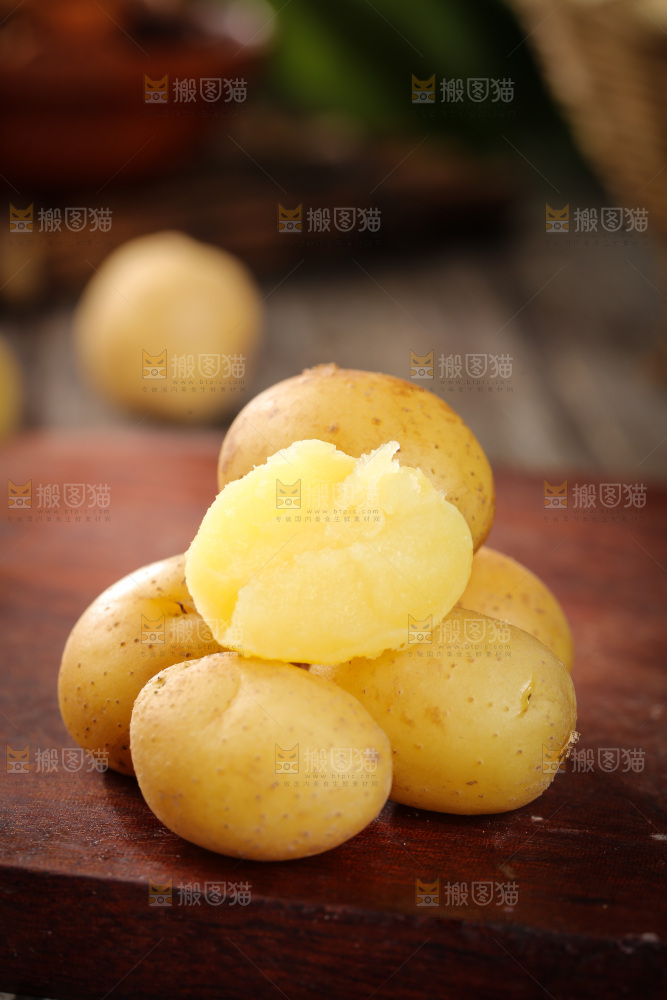 木板上的小土豆