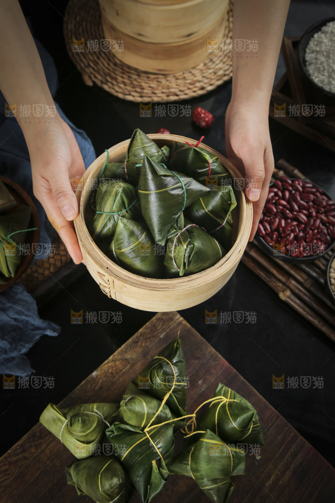 手里端着粽子