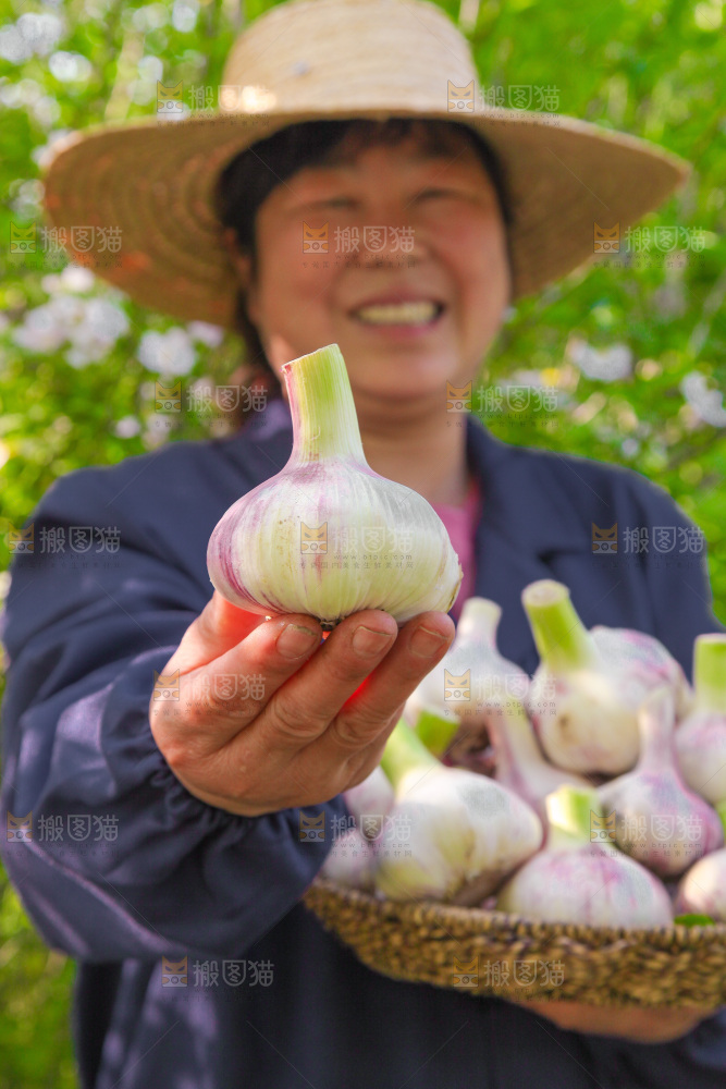 手里拿着大蒜