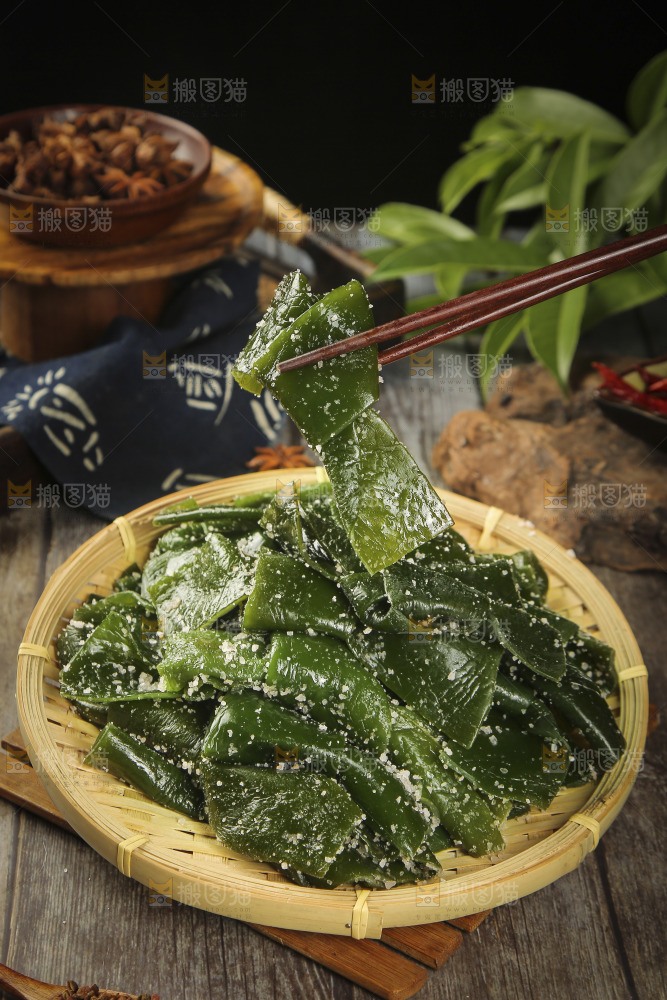 筷子上夹着海带结