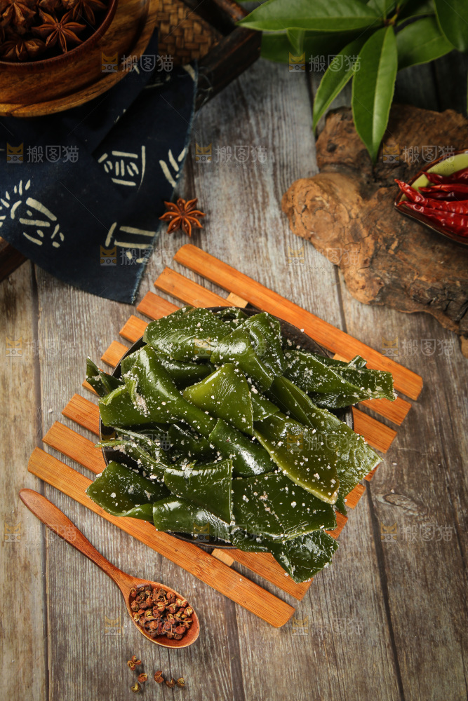 一堆新鲜盐渍海带结