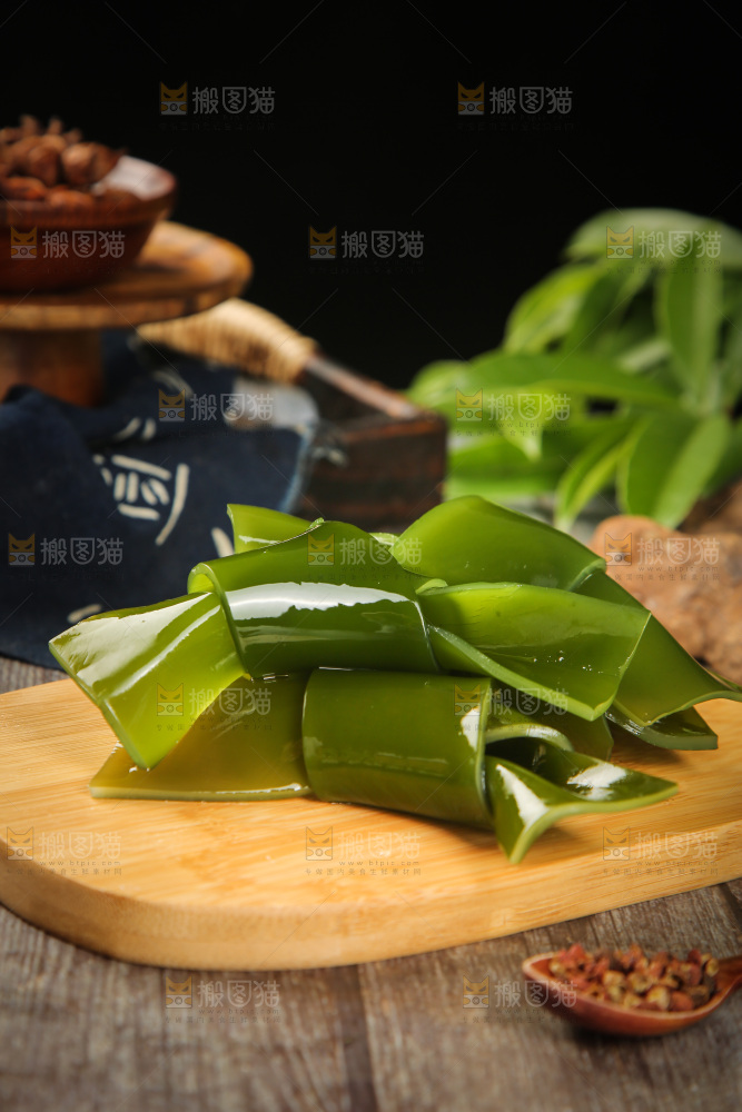 木板上摆放着海带结