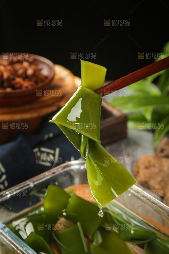 筷子上夹着海带结