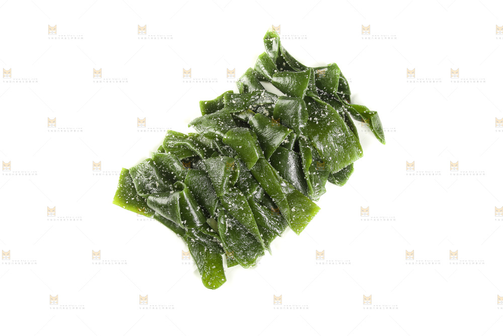 白底上摆放着新鲜盐渍海带结