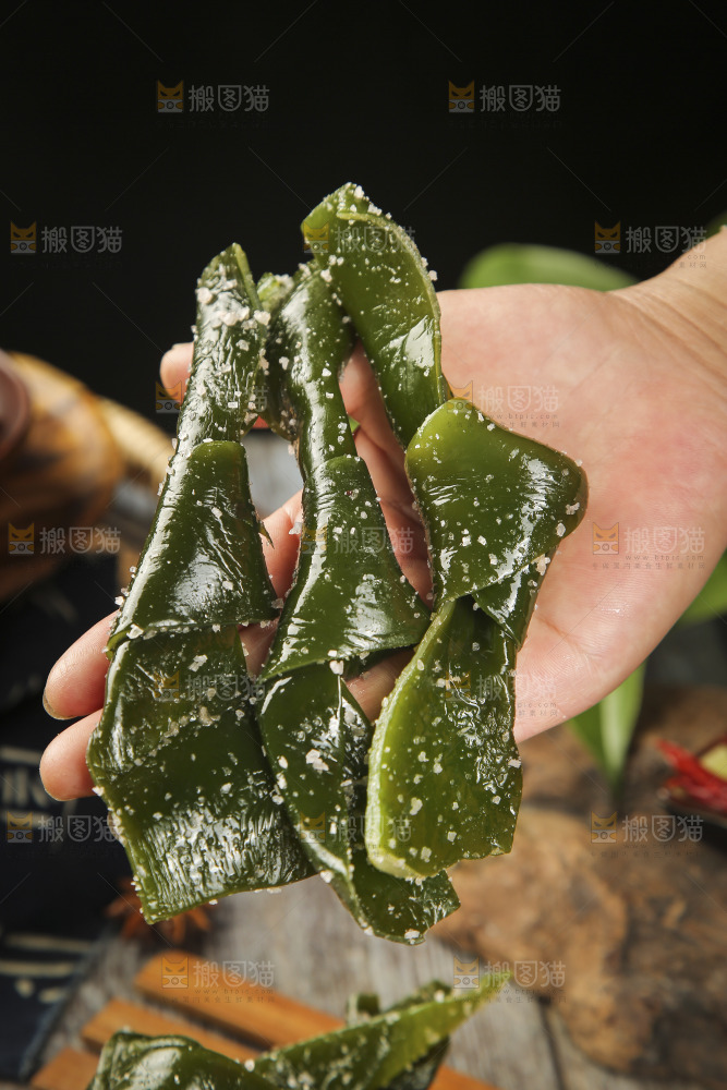 手里拿着海带结