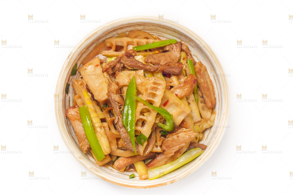 白底上放着一盘竹笋炒肉