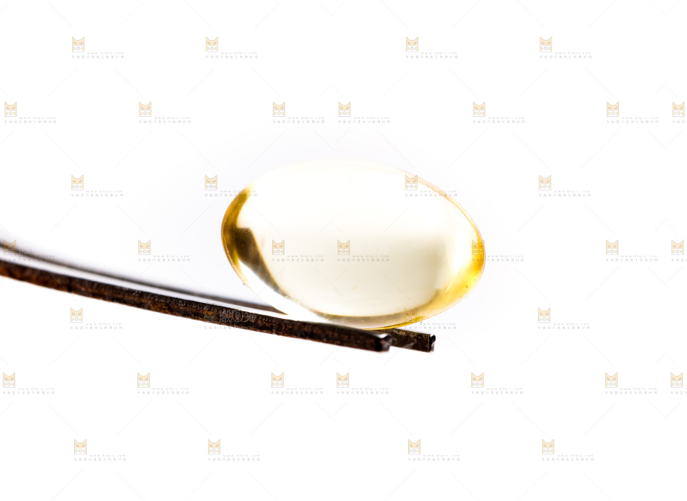 白底上放着鱼肝油