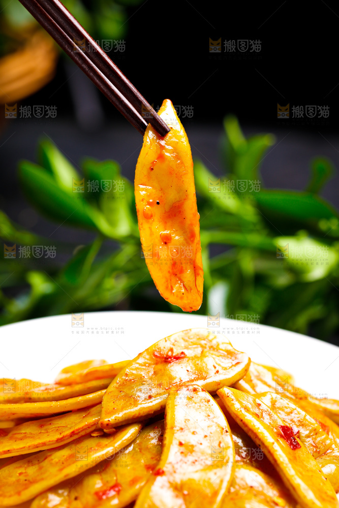 深底上放着一盘酸扁豆