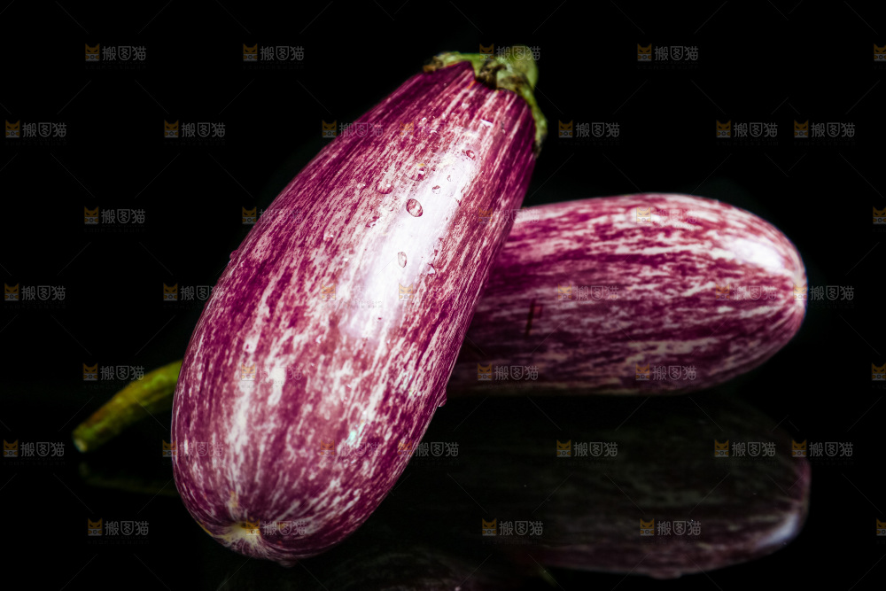 黑底上放着金丝茄子