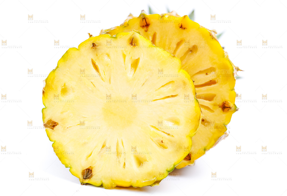 白底上放着新鲜菠萝