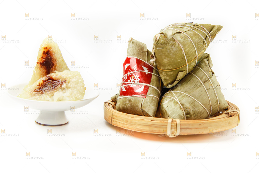 白底上放着豆沙粽子