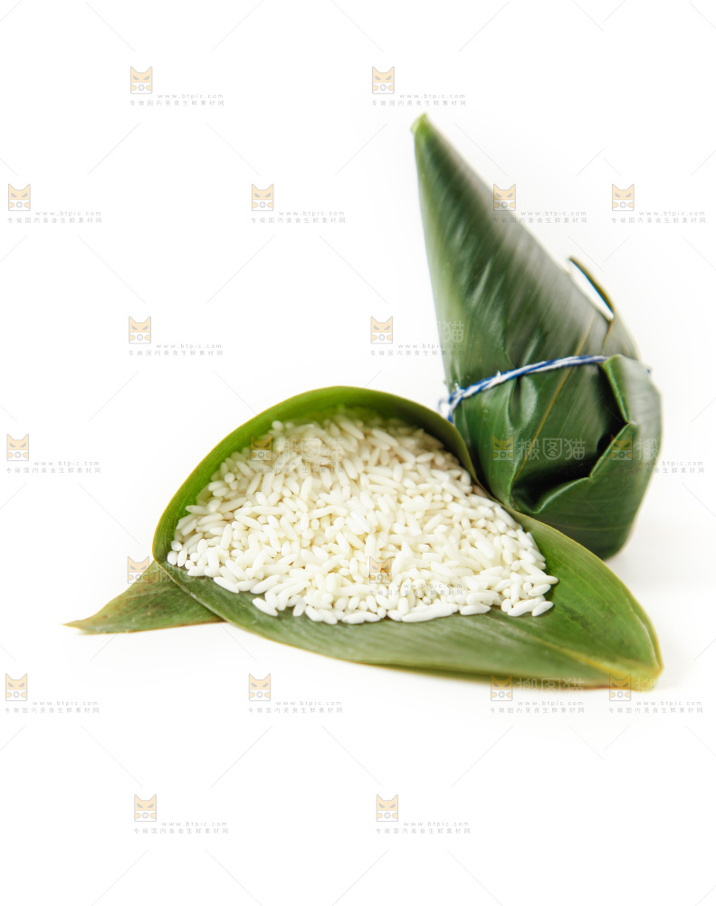 白底放着粽子和粽子食材