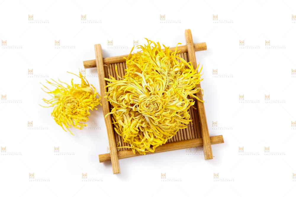 木盘上放着干菊花