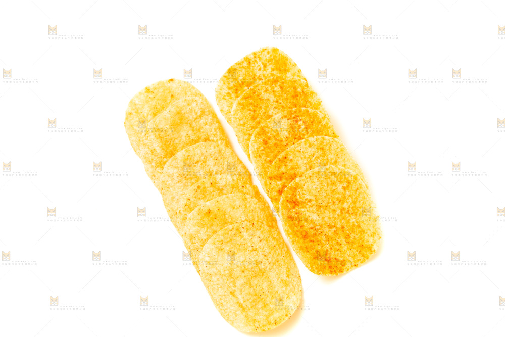白底上的薯片