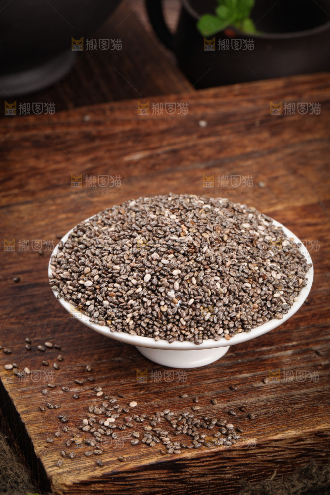 木底上放着一盘墨西哥奇亚籽