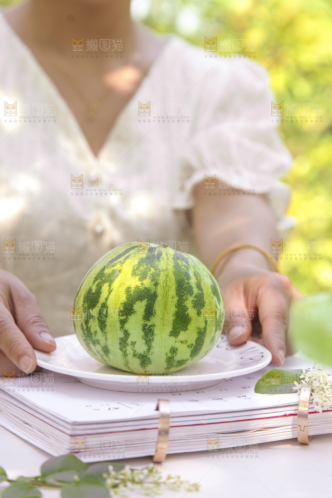 盘子里放着八里香瓜