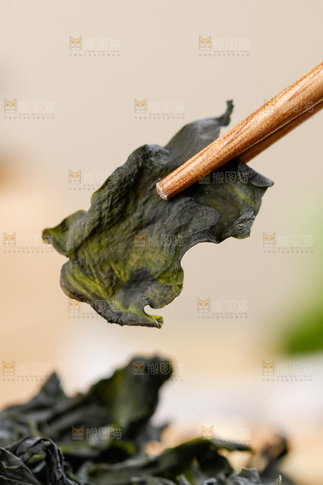 筷子上夹着干裙带菜