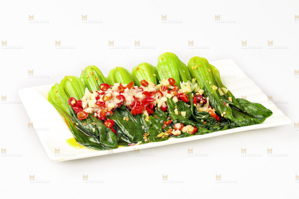白底上放着一盘蒜蓉青菜