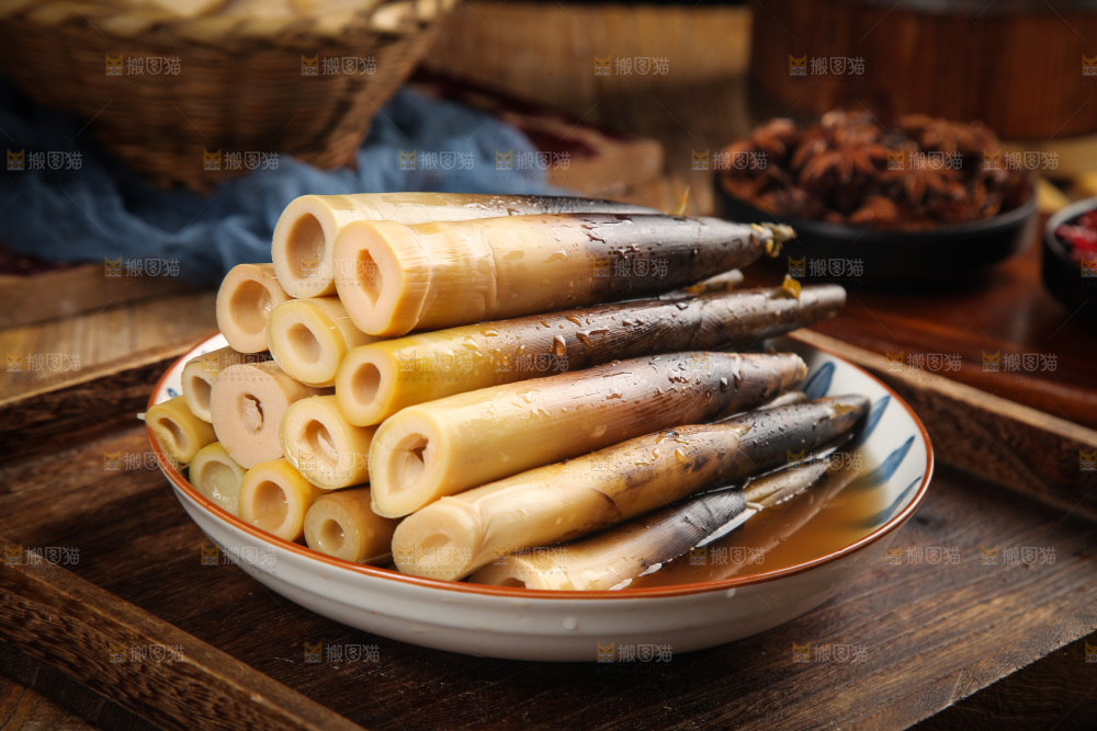 木底上放着一盘老汤味手剥笋