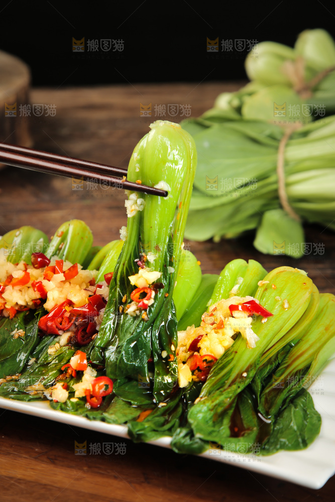 筷子上夹着青菜
