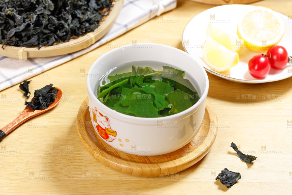 碗里泡着裙带菜