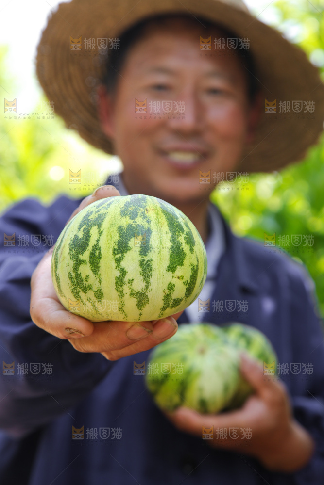 手里拿着花皮甜瓜