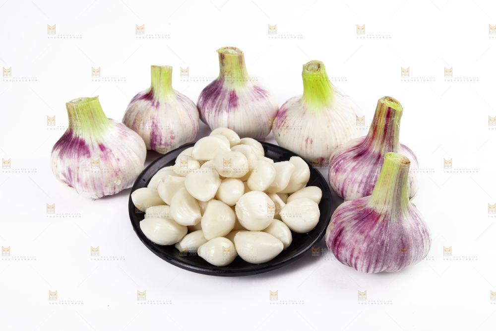 白底上的紫皮大蒜和蒜瓣