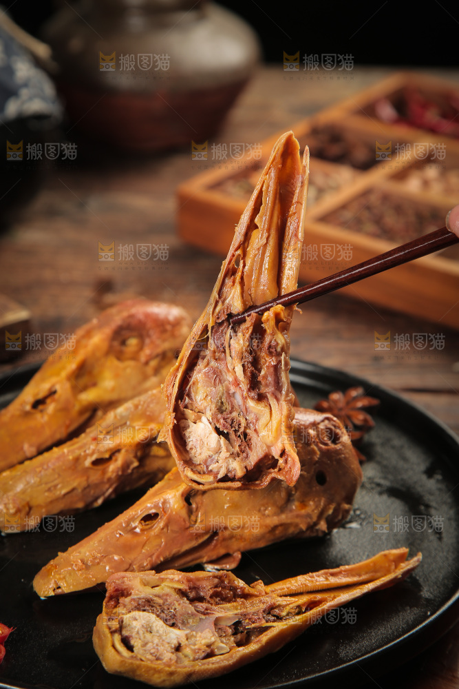 筷子上夹着鸭头