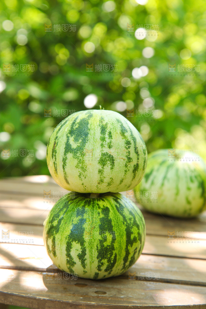 桌子上放着花蕾香瓜