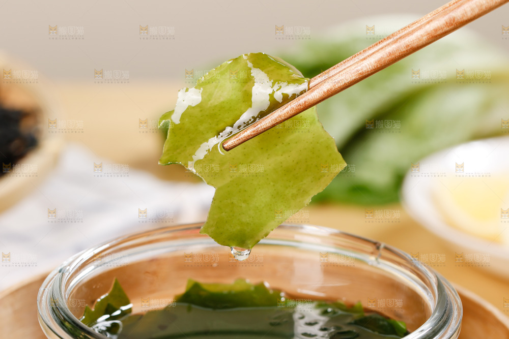 筷子上夹着泡发过的裙带菜