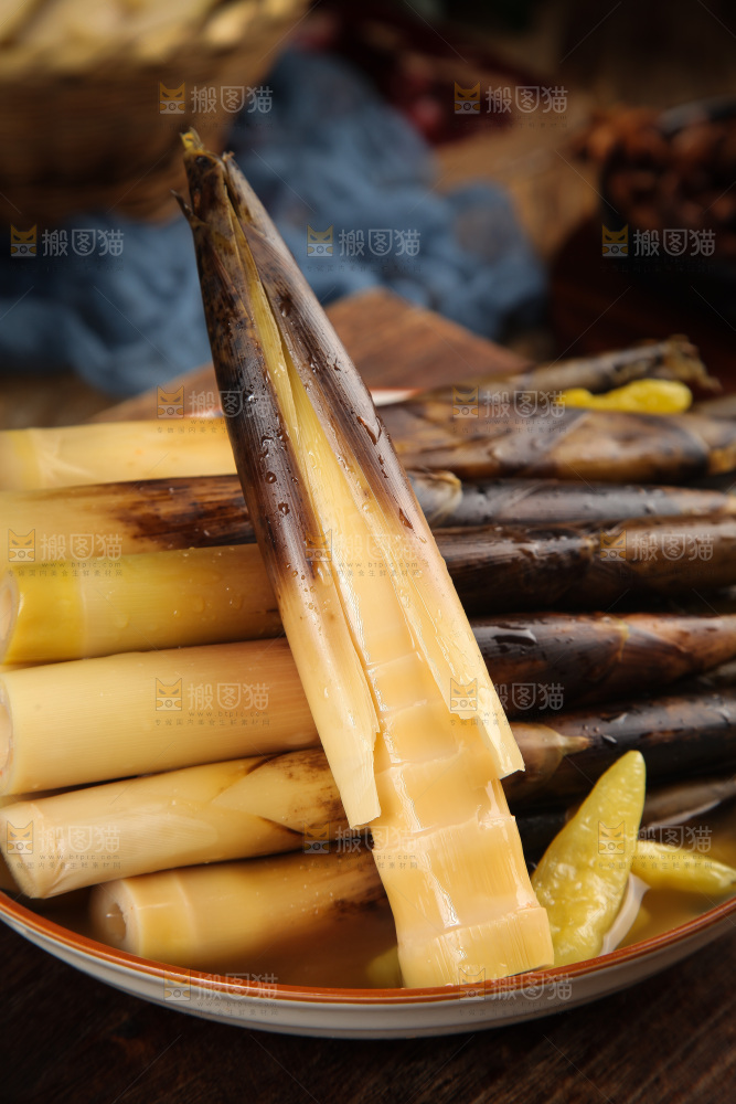 一盘泡椒手剥笋