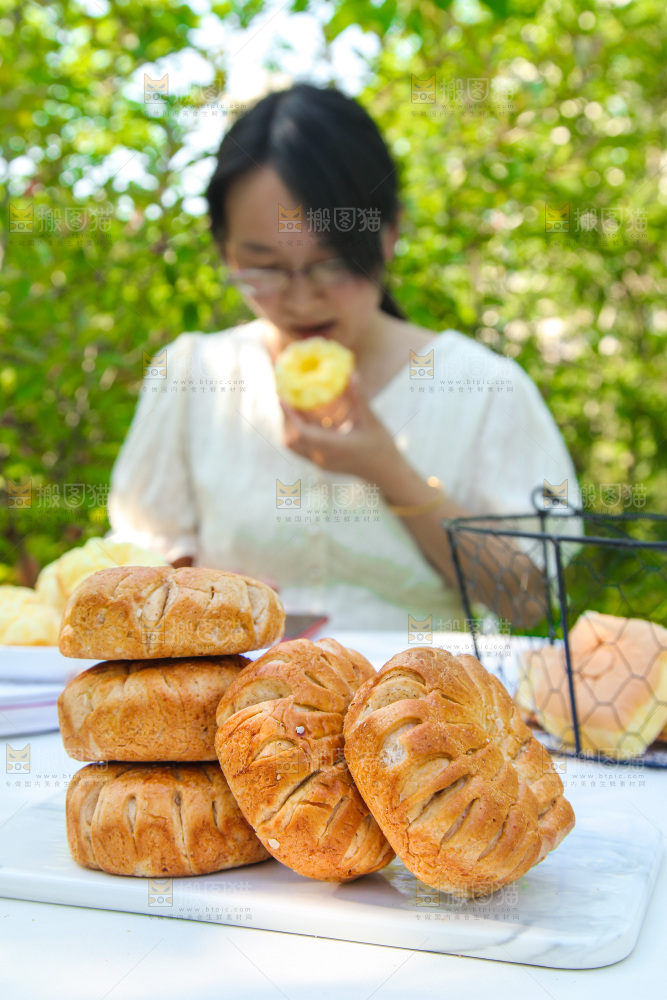 一堆低脂全麦面包